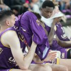 Muestra de desolación en el banquillo del UEMC Baloncesto Valladolid tras la eliminación.