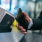 Una persona pagando con el sistema 'conetless'