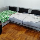 El sofá del inmueble dónde se produjo la agresión machista y la posterior intervención conjunta.