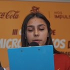 Emma Román Izquierdo, estudiante de San Agustín, leyendo el microrrelato ganador.