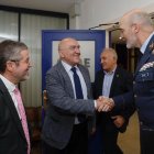 Carnero saluda al general Orduña ante la atenta mirada de Magdaleno.