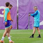 Escribá,a la derecha, mira su cronómetro el martes, durante el entrenaminto Real Valladolid a puerta abierta.