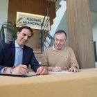 El alcalde de Medina del campo, Guzmán Gómez Alonso, en la firma de finalización de las obras de la piscina municipal climatizada