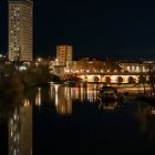 La iluminación nocturna junto al Pisuerga transforma el entorno del Puente Mayor en uno de los paisajes urbanos más fotografiados de Valladolid.