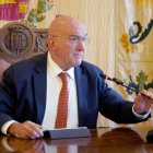 El alcalde de Valladolid, Jesús Julio Carnero, en la rueda de prensa.