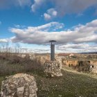 El barrio de bodegas de Mucientes conserva uno de los conjuntos de cuevas vinícolas mejor preservados de Castilla y León.