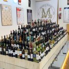 Técnicos de Urcacyl junto a su director ,al inicio del ensacado, precinte y numeración de los vinos