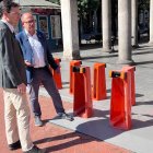 Los concejales socialistas Pedro Herrero y Luis Vélez denuncian el deterioro del servicio de alquiler de bicicletas Biki.