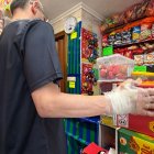 Javi en su regreso al kiosco muestra el vendaje de su mano.