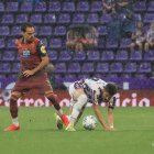 Alejo cae en la disouta del balón.