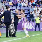 Escribá intenta contener a Sanseviero en sus protestas ante el cuarto árbitro.