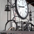 El histórico reloj del Palacio de Santa Cruz, restaurado tras permanecer desmontado y guardado durante 43 años, puede verse hoy con su maquinaria original al descubierto.