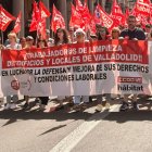 Varias personas sostienen la pancarta en la manifestación por el bloqueo del convenio de limpieza.