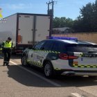 La Guardia Civil detiene al camionero en la A-62 a su paso por Valladolid.
