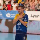 Miguel Camino, visiblemente emocionado, muestra su agradecimiento a la afición del Recoletas.