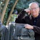 Gustavo Martín Garzo junto a la estatua del fotógrafo en el Campo Grande de Valladolid.