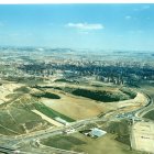 Panorámica en 1997 de Villa del Prado y de Las Contiendas, a ambos lados de la calle Padre José Acosta; y la actual Real de la Feria a la derecha. Abajo, ronda Oeste