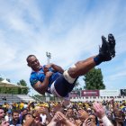 El capitán del VRAC Quesos Entrepinares Kalokalo Gavidi es manteado por sus compañeros tras su último servicio al club con un nuevo título de Liga.