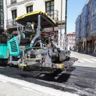 Una máquina interviene en una calle de Valladolid, en una imagen de archivo.