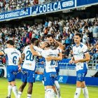 Jugadores del Tenerife, equipo más lejano de Valladolid, celebran un gol.