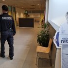 Un Policía Nacional dentro de un centro de salud