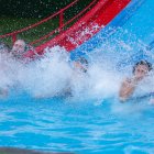 Primeros baños en el complejo acuático Gran Florida de Castronuño (Valladolid).