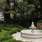 Los fragmentos de la fachada del desaparecido Hospital de la Resurrección fueron trasladados en 1917 a los jardines de la Casa de Cervantes, donde aún recuerdan la existencia del gran complejo hospitalario vallisoletano