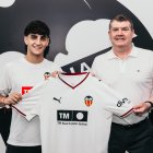 Víctor Júnior, a la izquierda, durante su presentación con el Valencia tras ejercer éste su opción de compra.