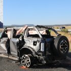 Estado en el que quedó el coche tras el brutal accidenten en el que fallecían el Iván Sanz Cid, en la foto pequeña, su mujer y dos de sus hijos.