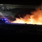 Incendio en el vertedero por la noche.