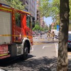 Los bomberos desalojan supermercado en la calle General Ruiz de Valladolid por escape de gas en una obra