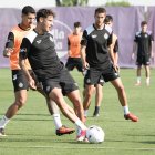 Delgado da un pase durante un entrenamiento.