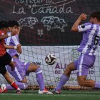 Un jugador de la Cistérniga remata a portería ante el Promesas.
