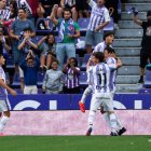 Jugadores blanquivioleta celebran el gol de Alende.