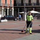 Una trabajadora del servicio de limpieza municipal en la plaza Mayor