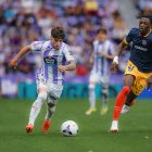 Víctor Jr., con 18 años, conduce la pelota ante Sidibé.