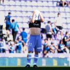 El jugado blanquivioleta Yeray se tapa la cabeza con la camiseta tras la derrota.