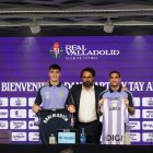Víctor Orta, entre Dani Martín (izq.) y Tay Abed, antes de la rueda de prensa.