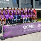 Jugadores y cuerpo técnico del UEMC Baloncesto Valladolid posan en la foto de familia junto al presidente LorenzoAlonso y Jesús Zarzuela (UEMC).