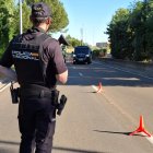 Un policia nacional realiza labores de vigilancia durante un control policial