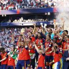 La selección española con la Copa de campeóna del Mundo.