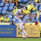 Víctor Jr. se abraza a Latasa tras el 0-1 del Real Valladolid en el estadio Gran Canaria de la UD Las Palmas.