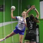 La central Nerea busca el chut ante la defensa de una rival.