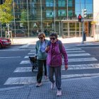 Dos personas cruzan por el paso de cebra del centro de vida activa de Arca Real en Las Delicias.