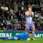 Barberá se lamenta tras una ocasión fallada, con Vila apresando el balón.