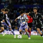 Víctor Jr. disputa un balón en el duelo en Zorrilla ante el Eldense.