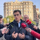 Pedro Herrero, frente al edificio de la plaza de Zorrilla.