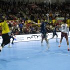 El pivote Lucas Ribeiro tira desde seis metros en la cancha del BMNava.