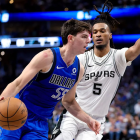 Sergio de Larrea es defendido por el base de los Spurs Stephon Castle.