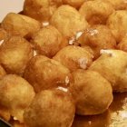 Buñuelos en el escaparate de El Bombón este lunes.